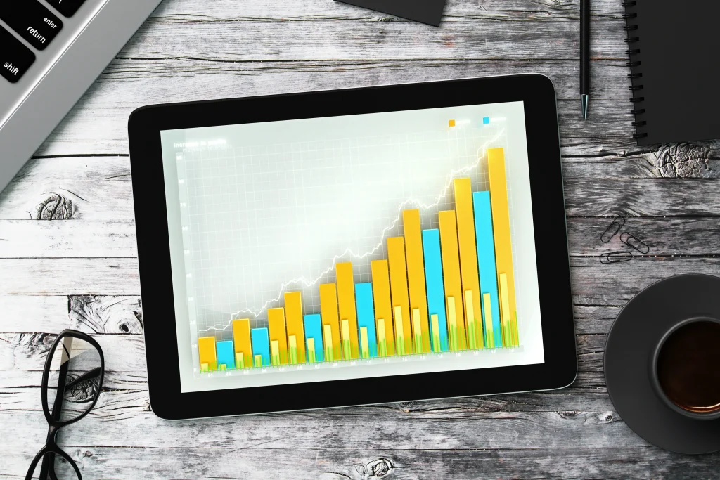 Tableta con la gráfica de ventas de una pyme sobre la mesa