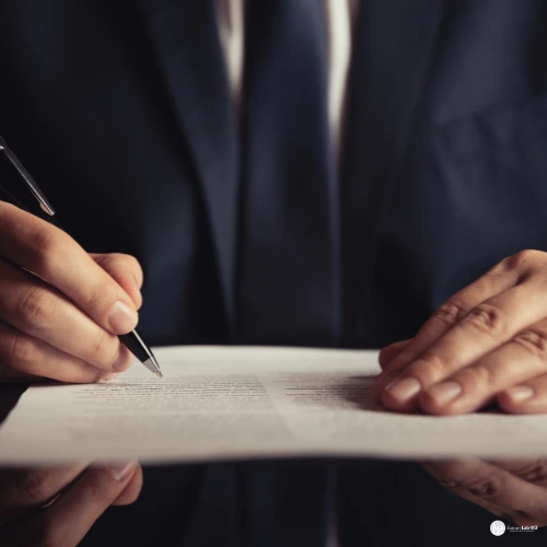 Abogado firmando un documento en su despacho