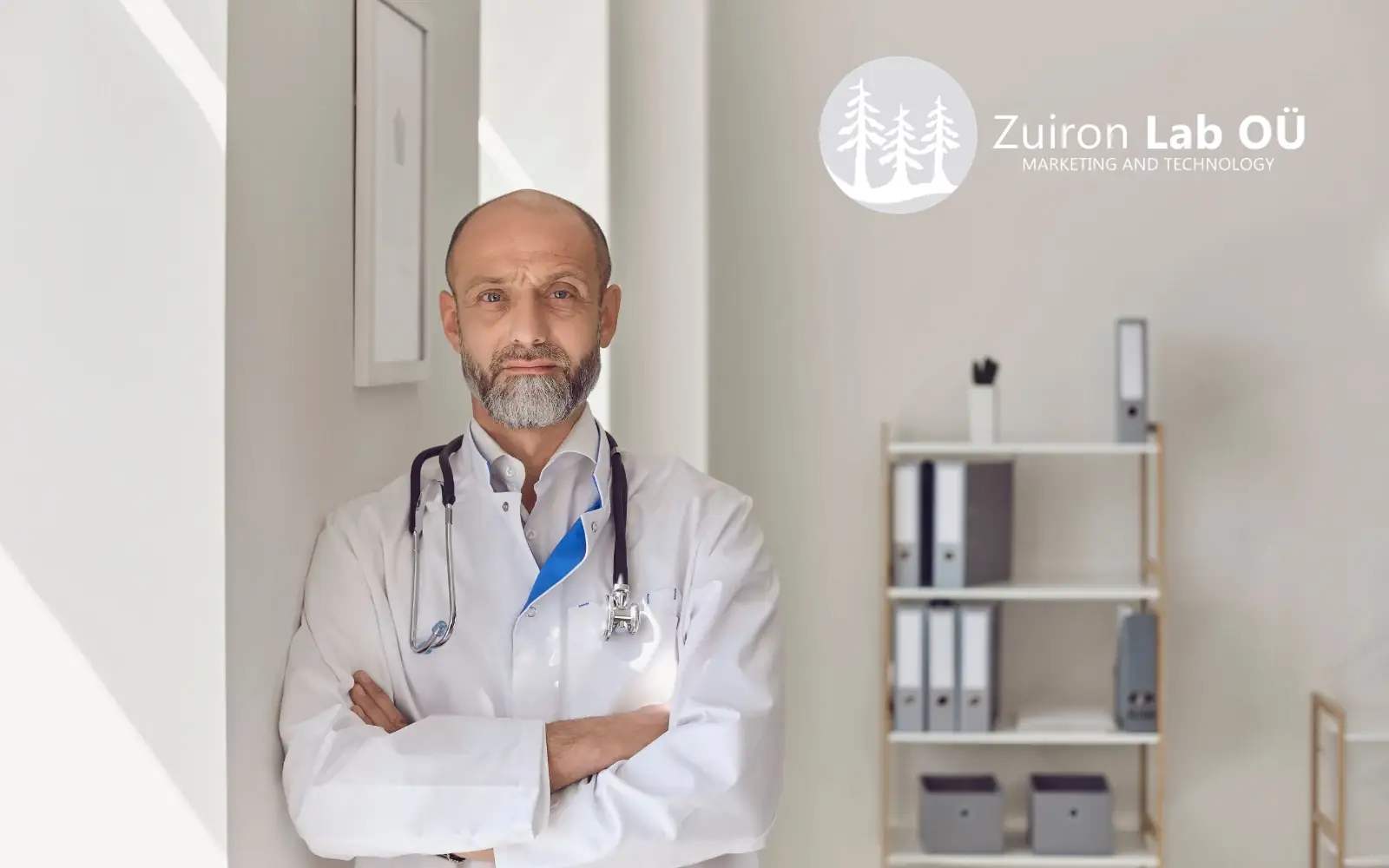 Médico de una clínica de medicina estética en su consulta