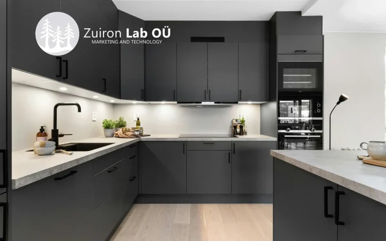 Cocina reformada en tonos oscuros con encimera de piedra